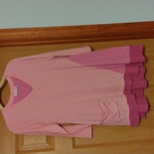 LOGO COLOR BLOCK,VNECK, 3/4 SLEEVE,HI-LO HEM TOP